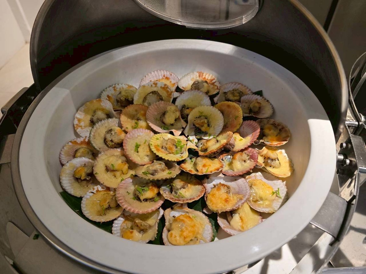 Astoria Boracay White Caf&eacute; 扇貝料理