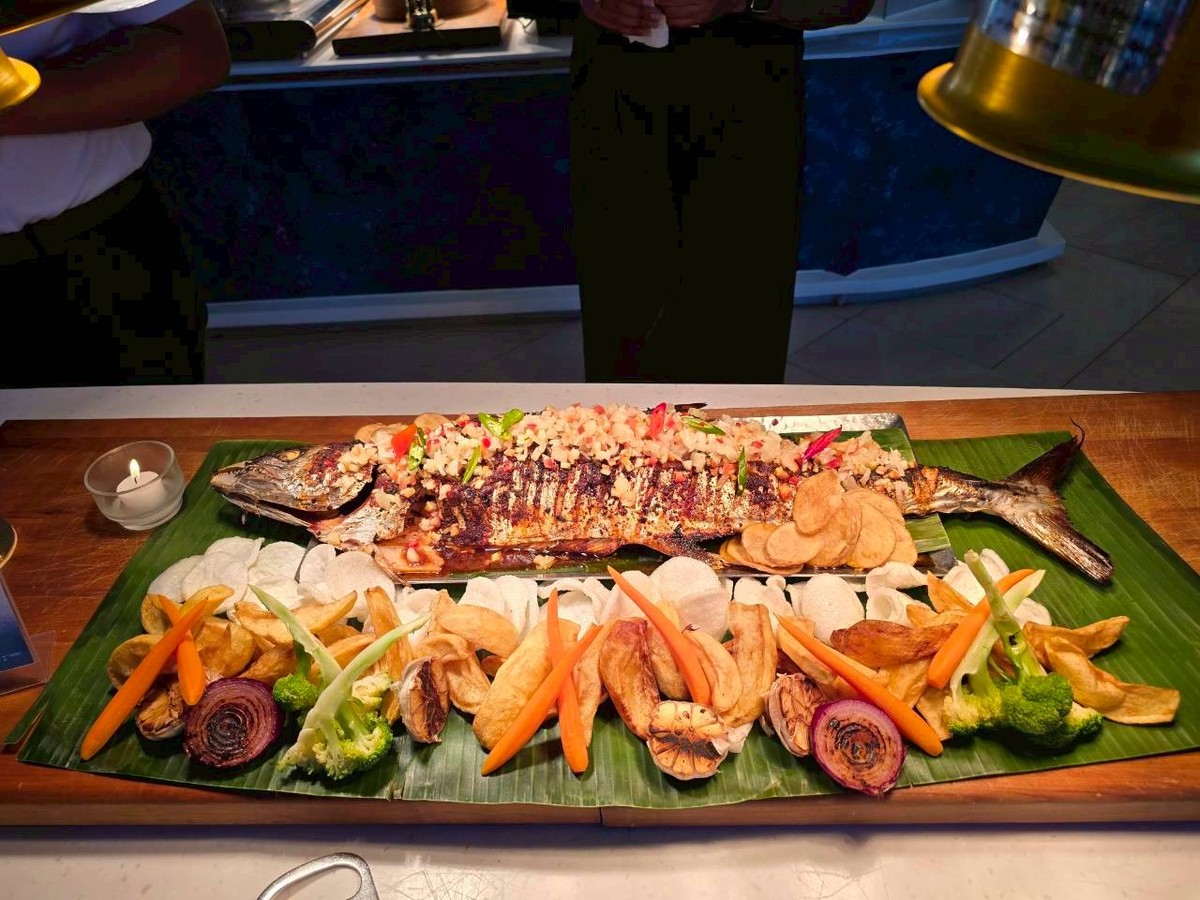 Astoria Boracay White Caf&eacute; 烤魚料理