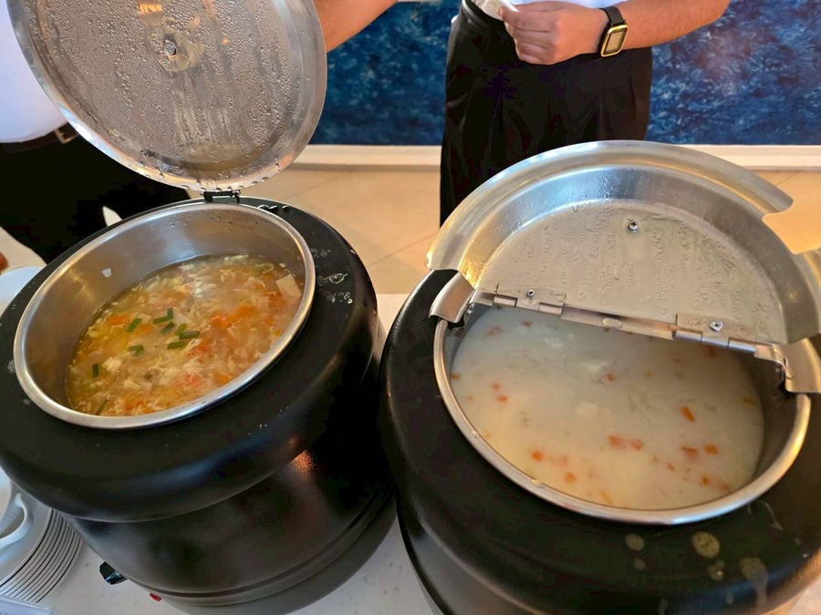 Astoria Boracay White Caf&eacute; 義大利麵與蔬菜配菜