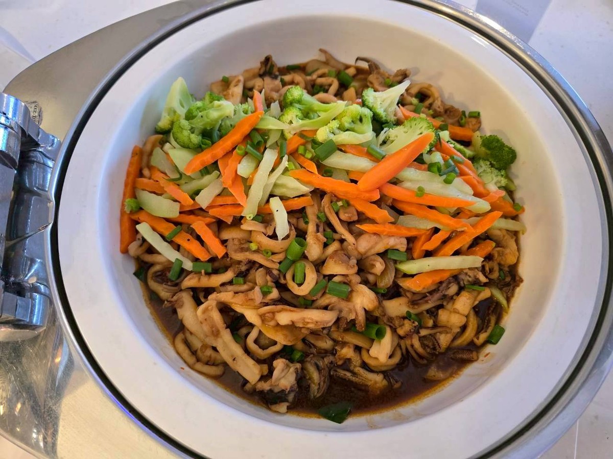 Astoria Boracay White Caf&eacute; 花枝與蔬菜熱食