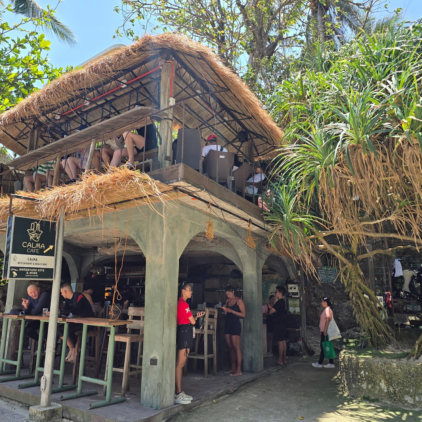 Calma Caf&eacute; Boracay 外觀與上下兩層座位空間