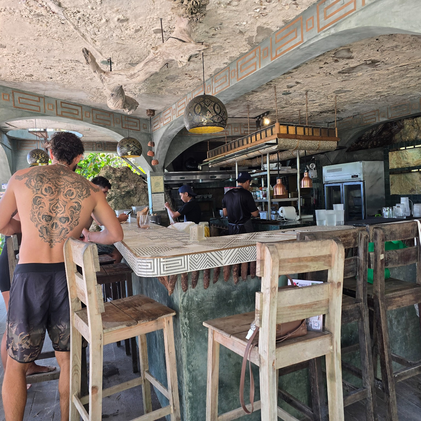 Calma Caf&eacute; 一樓環繞式吧檯與開放式廚房