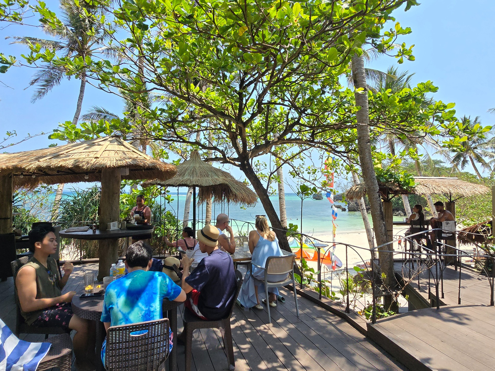 Calma Caf&eacute; 二樓座位區與東岸海景