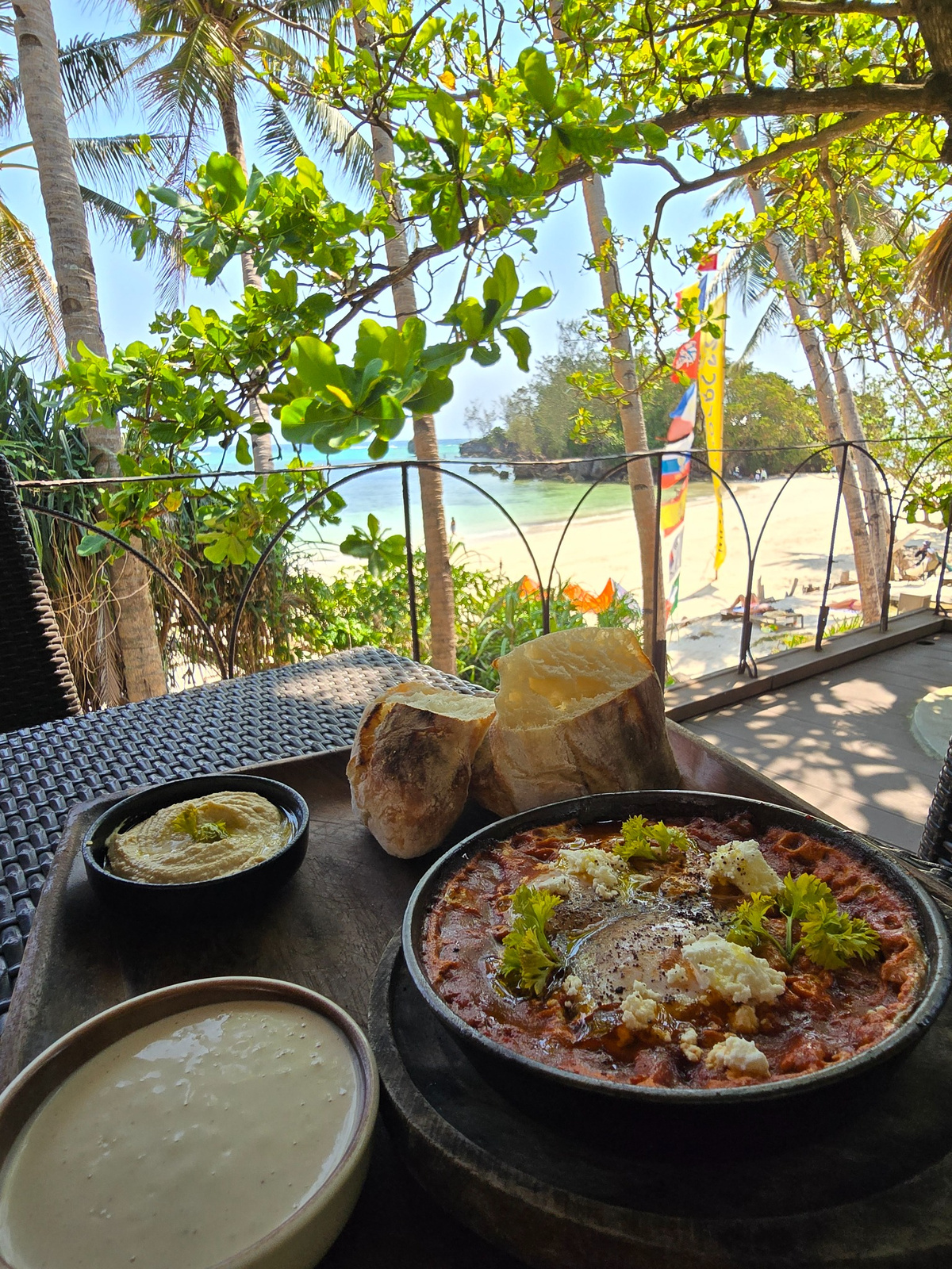 Calma Caf&eacute; Shakshuka、麵包與東岸海景