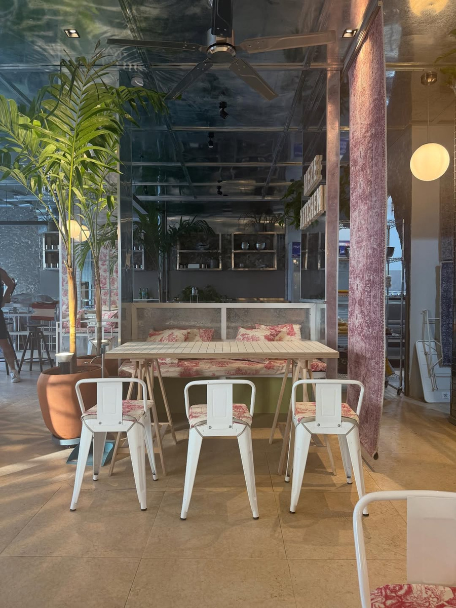 Meze Wrap 新分店內部空間