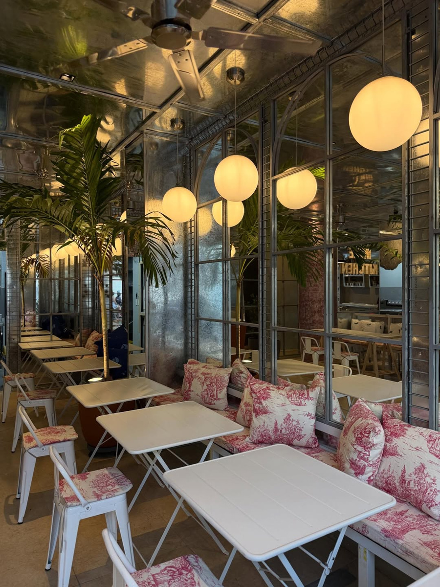 Meze Wrap 新分店座位空間