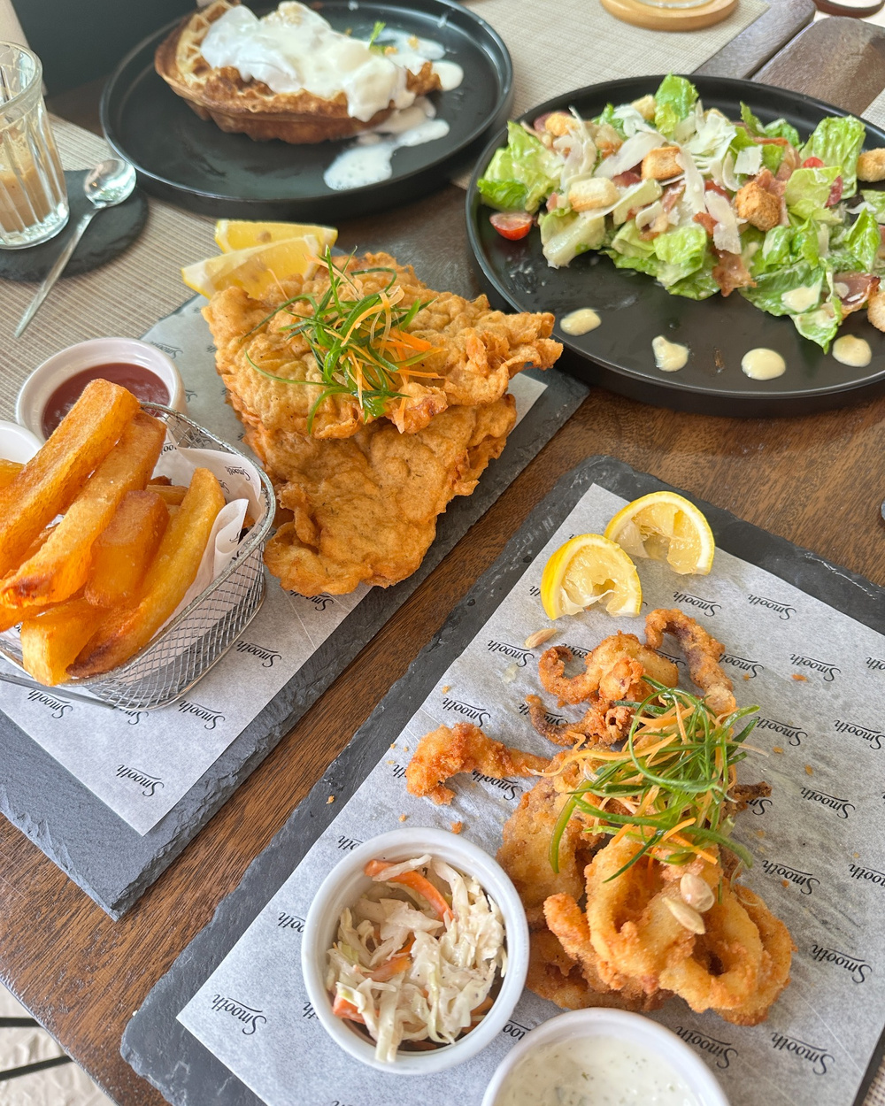 Smooth Cafe Boracay 炸魚薯條炸花枝沙拉與鬆餅