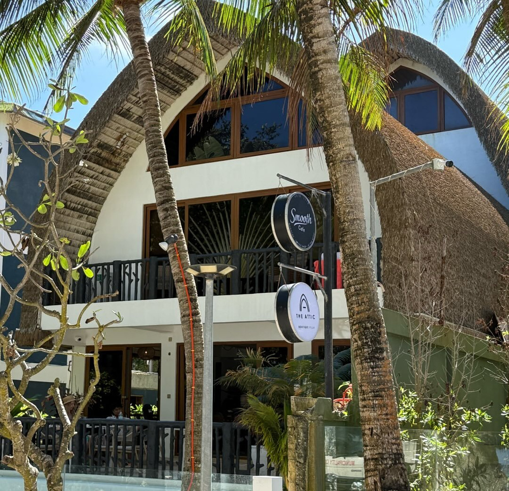 Smooth Cafe at Attic 茅草屋建築與店面招牌