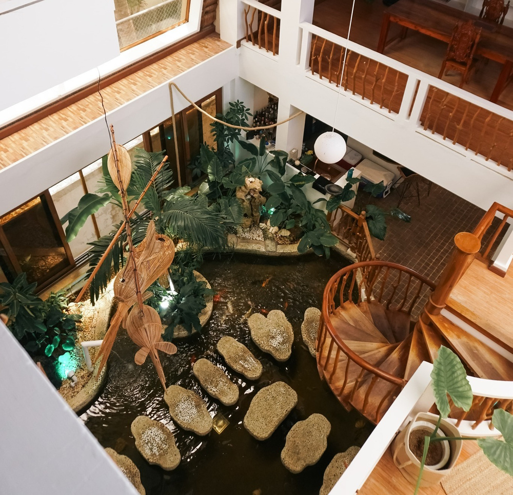 從樓上俯瞰 Smooth Cafe at Attic 中庭水池
