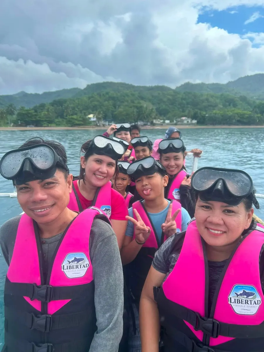 參加鯨鯊活動的旅客搭船合照